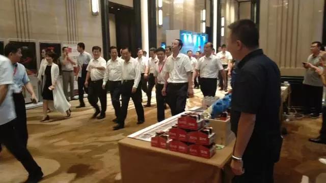 全國政協副主席齊續春,湖南省委副書記、省長許達哲,商務部副部長王炳南,湖南省委常委、長沙市委書記胡衡華,副省長何報翔,省商務廳廳長徐湘平等許多重要領導嘉賓出席了品鑒會 全國政協副主席齊續春,湖南省委副書記、省長許達哲,商務部副部長王炳南,湖南省委常委、長沙市委書記胡衡華,副省長何報翔,省商務廳廳長徐湘平等許多重要領導嘉賓出席了品鑒會