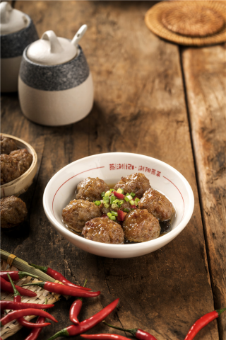  蒸瀏記“鄉里肉丸”采用上等五花肉傳統工藝蒸制，原汁原味不流失.